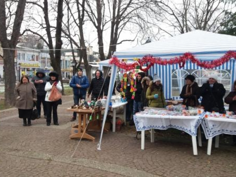 На 16 декември бе открит Благотворителния коледен базар организиран от община Свищов